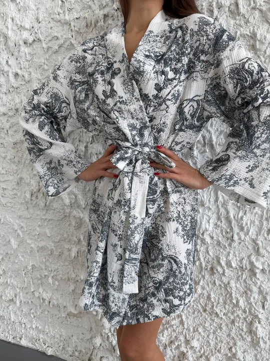 Халат короткий з мусліну (100% бавовна) принт Діор білий в Україні