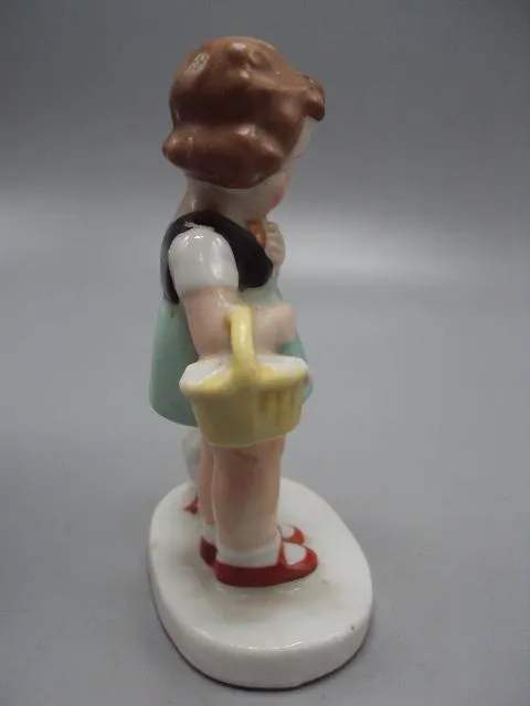 Фигура фарфор статуэтка Германия девочка с корзиной и уткой уточкой высота 12,4 см №13637 Продаж