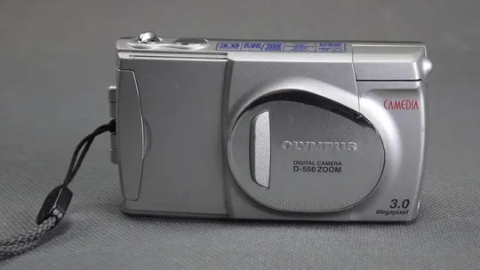 Цифровой фотоаппарат 3.0Mpix Olympus Camedia D-550 + EQ 36-100мм Zoom lens x2.8 Вживане Продаж