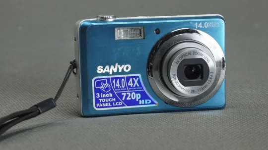 Купити Цифровой фотоаппарат 14.0Mpix Sanyo E1500TP + 5–20 мм EQ 28-112mm Zoom lens x4 Блакитний Вживане