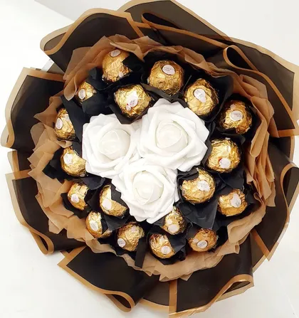 фото, Букет з цукерок Ferrero Rosher Ферреро (18 шт.) і живих троянд (3 шт.) подарунок чоловіку коричневий