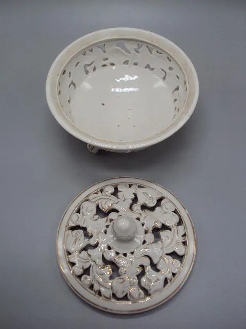 Шкатулка фарфор узор листья ссср высота 7,7 см, с крышкой 12 см, диаметр 16,2 см №13400 Продаж