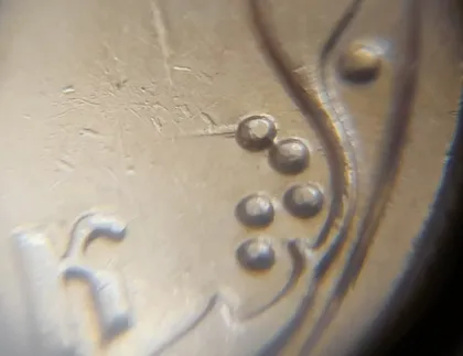 фото, (8051) 10 копійок 2010 царапина штемпеля на реверсі "напівсатурн" (10 копеек 2010 брак)