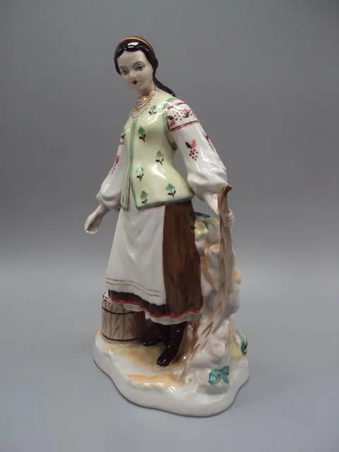 Купити Фигура фарфор статуэтка Барановка девушка у плетня с коромыслом 1960 г. целая РЕДКАЯ 27 см №1358