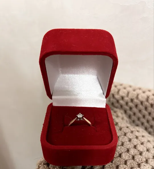 Золотий перстень зі вставкою діамант, каблучка для заручин Ціна