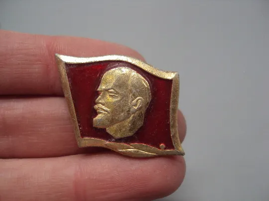 Знак ленин портрет профиль на красном флаге ссср лавровый лист флаг лавр №17377 З аукціону