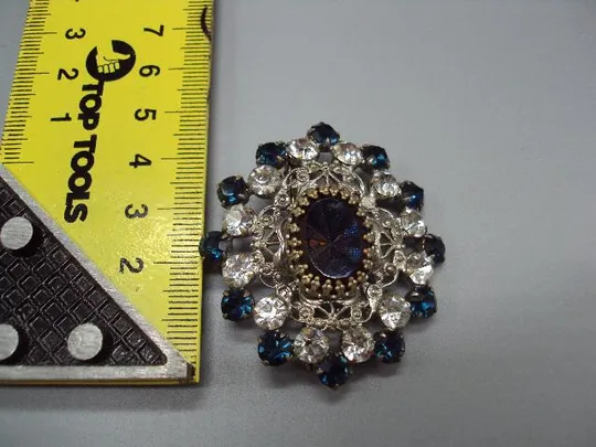 Бижутерия брошка цветок брошь цветочек с белыми и синими вставками размер 4,2 х 4,7 см №14070 З аукціону