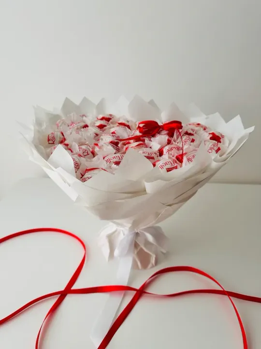 Купити Букет з цукерок Рафаелло Raffaello (41 шт.) в руку білий