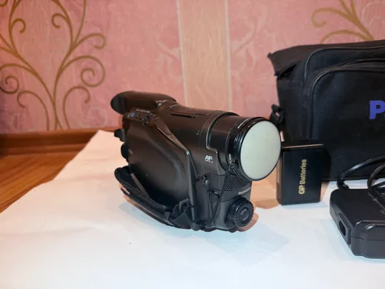 Вінтажна Відеокамера Panasonic NV-RX7EE RX7 VHS-C Palmcorder Slim (1992 р.) З аукціону