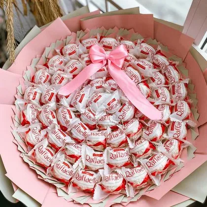 фото, Оригінальний букет з цукерок Raffaello Рафаелло, в руку солодкий подарунок рожевий